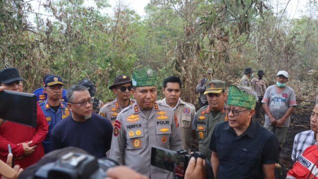 Kapolda Riau Turun Langsung ke Lokasi Karhutla de Dumai Bareng Rocky Gerung
