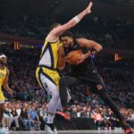 Karl-Anthony Towns dirige em Ivica Zubac durante a vitória dos Knicks sobre os Pacers em 17 de março de 2026 no Garden.