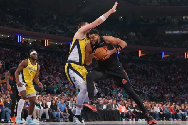 Karl-Anthony Towns dirige em Ivica Zubac durante a vitória dos Knicks sobre os Pacers em 17 de março de 2026 no Garden.