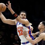 Karl-Anthony Towns, que marcou 26 pontos e pegou 15 rebotes, tenta atacar Josh Minott durante a vitória dos Knicks por 93-92 sobre o Nets em 20 de março de 2026 no Barclays Center.