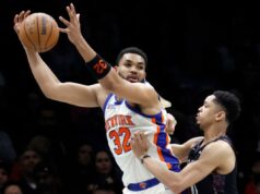 Karl-Anthony Towns ouve o conselho do pai em recuperação e se prepara para a vitória Karl-Anthony Towns, que marcou 26 pontos e pegou 15 rebotes, tenta atacar Josh Minott durante a vitória dos Knicks por 93-92 sobre o Nets em 20 de março de 2026 no Barclays Center.