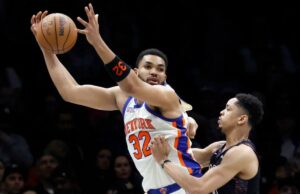 Karl-Anthony Towns ouve o conselho do pai em recuperação e se prepara para a vitória Karl-Anthony Towns, que marcou 26 pontos e pegou 15 rebotes, tenta atacar Josh Minott durante a vitória dos Knicks por 93-92 sobre o Nets em 20 de março de 2026 no Barclays Center.