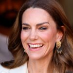 Catarina, Princesa de Gales, conhecida como Duquesa de Rothesay quando está na Escócia, encontra-se com agricultores na Fazenda Brodieshill, Moray, Escócia, para aprender sobre os esforços que estão sendo feitos para melhor apoiar a saúde mental e o bem-estar dos jovens em 2 de novembro de 2023 em Moray, Escócia. O Príncipe William, Duque de Rothesay e Catherine, Duquesa de Rothesay, estão visitando a Escócia para se encontrarem com organizações que apoiam as comunidades rurais e aqueles que trabalham fornecem apoio de saúde mental aos jovens através do acesso ao ar livre e da aprendizagem prática.