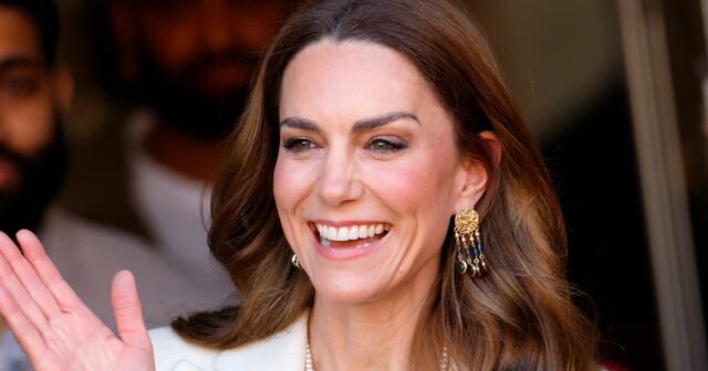 Kate Middleton combina seus vestidos arejados com estes saltos confortáveis Catarina, Princesa de Gales, conhecida como Duquesa de Rothesay quando está na Escócia, encontra-se com agricultores na Fazenda Brodieshill, Moray, Escócia, para aprender sobre os esforços que estão sendo feitos para melhor apoiar a saúde mental e o bem-estar dos jovens em 2 de novembro de 2023 em Moray, Escócia. O Príncipe William, Duque de Rothesay e Catherine, Duquesa de Rothesay, estão visitando a Escócia para se encontrarem com organizações que apoiam as comunidades rurais e aqueles que trabalham fornecem apoio de saúde mental aos jovens através do acesso ao ar livre e da aprendizagem prática.