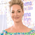 Katherine Heigl defende visita a Mar-a-Lago de Trump para evento de caridade canina em meio à indignação com seu primeiro tapete vermelho em dois anos: 'Animais não votam'