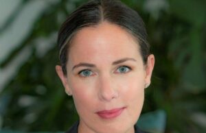 Katherine Pope, chefe da Sony Pictures TV, assume a divisão improvisada com a saída de Eli Holzman e Aaron Saidman Katherine Pope