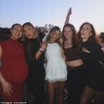 A estrela do tênis britânica Katie Boulter (centro) tem gostado de sua despedida de solteiro antes de seu casamento com Alex De Minaur ao lado de nomes como Jodie Burrage (segunda à direita) e Laura Robson (à direita)