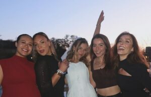 Katie Boulter comemora sua despedida de solteiro com estrelas do tênis britânicas antes de se casar com o noivo Alex de Minaur – enquanto ela aproveita o ‘melhor fim de semana de todos’ em um acampamento glamoroso A estrela do tênis britânica Katie Boulter (centro) tem gostado de sua despedida de solteiro antes de seu casamento com Alex De Minaur ao lado de nomes como Jodie Burrage (segunda à direita) e Laura Robson (à direita)