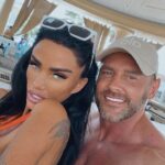 Katie Price foi ridicularizada pelos fãs depois de alegar que seu marido, Lee Andrews, tem doutorado pela Universidade de Cambridge