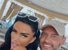 Katie Price é ridicularizada por alegar que seu marido Lee Andrews estudou em Cambridge e declarar que ele ‘não é um vigarista’, enquanto Katherine Ryan brinca ‘ele só tem um doutorado em fraudes’ Katie Price foi ridicularizada pelos fãs depois de alegar que seu marido, Lee Andrews, tem doutorado pela Universidade de Cambridge