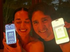 Katy Perry e BF Justin Trudeau são todos sorrisos no jantar à noite Katy Perry dá a mão a Justin Trudeau em Paris para seu aniversário