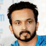 Kedar Jadhav apoia o lutador Abhishek Sharma antes do confronto com a Inglaterra