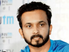 Kedar Jadhav apoia o lutador Abhishek Sharma antes do confronto com a Inglaterra Kedar Jadhav apoia o lutador Abhishek Sharma antes do confronto com a Inglaterra