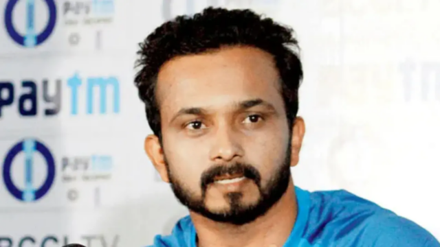 Kedar Jadhav apoia o lutador Abhishek Sharma antes do confronto com a Inglaterra
