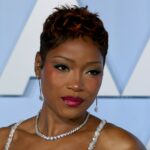 Keke Palmer recebe estranha proposta de casamento de um fã enquanto discursava no SXSW; Taylour Paige brinca 'Desculpe por este homem'
