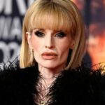 Kelly Osbourne critica a 'crueldade' dos críticos que envergonham o corpo: 'Estou passando pelo momento mais difícil da minha vida' após a morte do padre Ozzy