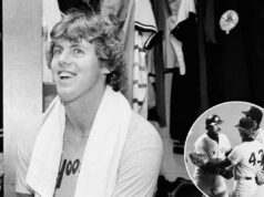 Ken Clay, bicampeão da World Series dos Yankees, morre aos 71 anos Ken Clay sorrindo no vestiário após a vitória dos Yankees.