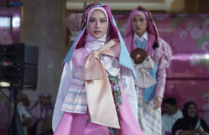 Ketika Mode Muslim Bertemu Nuansa Musim Bunga di Atas Panggung Pista Ketika Mode Muslim Bertemu Nuansa Musim Bunga di Atas Panggung Pista