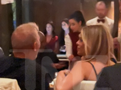 Kevin Costner e Brooks Nader se aproximam enquanto conversam no cassino de Las Vegas kevin costner brooks nader folheto 2