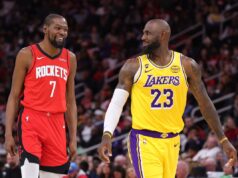 Kevin Durant faz forte declaração sobre o jogo histórico de LeBron James Lakers Kevin Durant and LeBron James during Rockets vs Lakers game