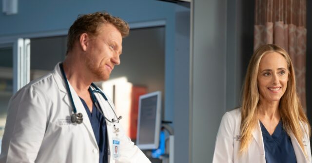Kevin McKidd e Kim Raver, membros do elenco de longa Kevin McKidd e Kim Raver na temporada 21, episódio 5 de Grey's Anatomy,