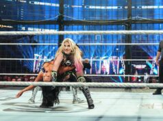 Kiana James, da WWE, apresenta defeito no guarda-roupa durante a luta na Câmara de Eliminação Charlotte-Flair-GettyImages-2245585488
