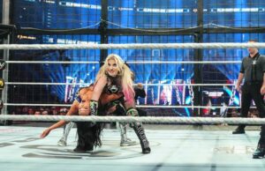 Kiana James, da WWE, apresenta defeito no guarda-roupa durante a luta na Câmara de Eliminação Charlotte-Flair-GettyImages-2245585488