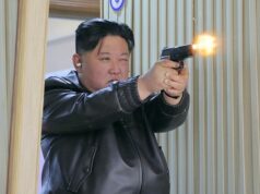 Kim vestido de couro mostra seu ‘excelente’ arsenal de armas pequenas Kim vestido de couro mostra seu 'excelente' arsenal de armas pequenas