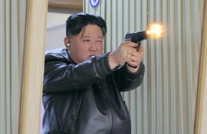 Kim vestido de couro mostra seu ‘excelente’ arsenal de armas pequenas Kim vestido de couro mostra seu 'excelente' arsenal de armas pequenas