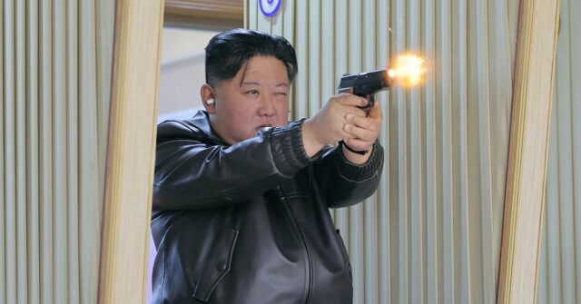 Kim vestido de couro mostra seu 'excelente' arsenal de armas pequenas
