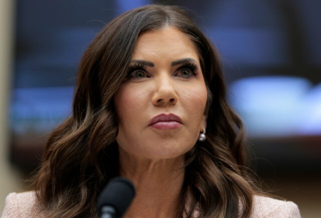 Kristi Noem gasta $ 20.000 dólares no aluguel de cavalos: lista de custos de anúncios conhecidos 
