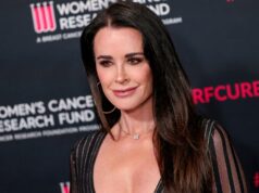 Kyle Richards revelou o ‘melhor protetor solar para o rosto’ – e está à venda! Kyle Richards revelou o 'melhor protetor solar para o rosto' - e está à venda!
