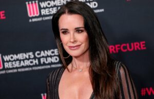 Kyle Richards revelou o ‘melhor protetor solar para o rosto’ – e está à venda! Kyle Richards revelou o 'melhor protetor solar para o rosto' - e está à venda!
