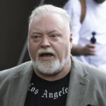 O apresentador de rádio Kyle Sandilands sai de casa em Vaucluse, 17 de março de 2026. Imagem 2