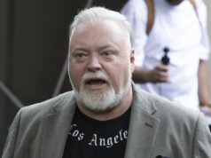 Kyle inicia batalha legal contra ARN dias depois de ser demitido O apresentador de rádio Kyle Sandilands sai de casa em Vaucluse, 17 de março de 2026. Imagem 2