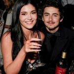 Kylie Jenner '100% quer atuar' mais e diz 'Claro' que é divertido quando Timothée Chalamet diz 'Eu te amo' durante discursos de premiação