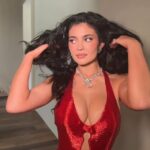 Kylie Jenner usa um vestido vermelho inovador para o Oscar de 2026
