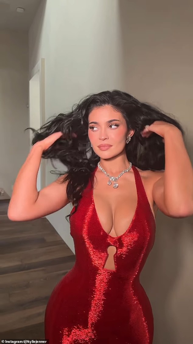 Kylie Jenner quebra a internet com um visual ultra-revelador do Kylie Jenner usa um vestido vermelho inovador para o Oscar de 2026