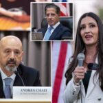 Sonja Shaw discursando em um comício com bandeiras americanas e californianas ao fundo.