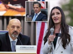 LAUSD criticado por reuniões secretas e a portas fechadas após ataque a Alberto Carvalho: ‘Famílias ficam no escuro’ Sonja Shaw discursando em um comício com bandeiras americanas e californianas ao fundo.