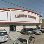 Laundry Kingdom em 138 East Main St. em Patchogue Long Island visto na rua.
