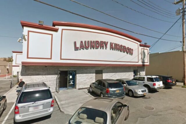 LI, criança de 4 anos resgatada após ser sequestrada debaixo Laundry Kingdom em 138 East Main St. em Patchogue Long Island visto na rua.