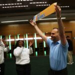 LIU aproveitando a onda do futebol feminino com a ajuda dos Jets e do ator de TV Jimmy Barbarise