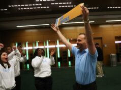 LIU aproveitando a onda do futebol feminino com a ajuda dos Jets e do ator de TV Jimmy Barbarise LIU aproveitando a onda do futebol feminino com a ajuda dos Jets e do ator de TV Jimmy Barbarise