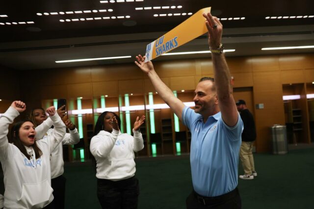 LIU aproveitando a onda do futebol feminino com a ajuda dos Jets e do ator de TV Jimmy Barbarise
