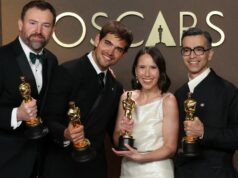 Laço do Oscar! Dois filmes venceram na mesma categoria pela primeira vez em mais de uma década Sam Davis, segundo à direita, e Jack Piatt, à direita, aceitam um dos dois Oscars empatados de melhor curta-metragem de ação ao vivo por The Singers