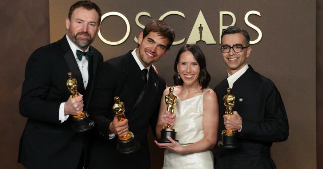 Laço do Oscar! Dois filmes venceram na mesma categoria pela Sam Davis, segundo à direita, e Jack Piatt, à direita, aceitam um dos dois Oscars empatados de melhor curta-metragem de ação ao vivo por The Singers