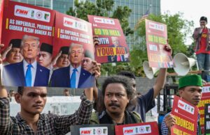 Laços do presidente indonésio com os EUA questionados em meio à raiva pública sobre a guerra no Irã Uma pessoa em luto posa ao lado de um retrato do líder supremo iraniano, aiatolá Ali Khamenei, que foi morto em meio a ataques EUA-Israel, durante a assinatura de uma petição comprometendo-se com os valores da justiça internacional, realizada na residência do embaixador iraniano em Jacarta, em 5 de março de 2026. (Foto de BAY ISMOYO / AFP)