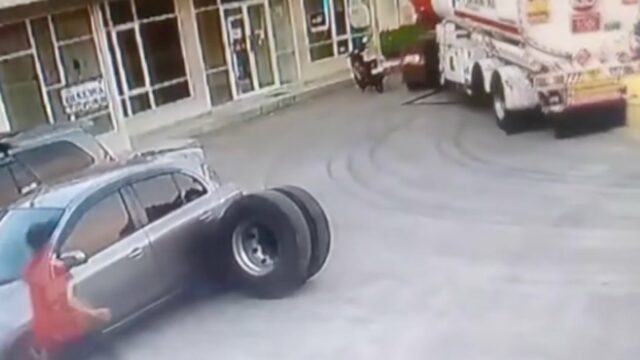 Lagi Asyik Belok, Ban Truk BBM Mendadak Copot Lagi Asyik Belok, Ban Truk BBM Mendadak Copot