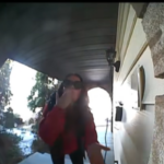 Lágrimas enquanto a câmera da campainha captura a 'vila' da mãe chegando após a perda do bebê